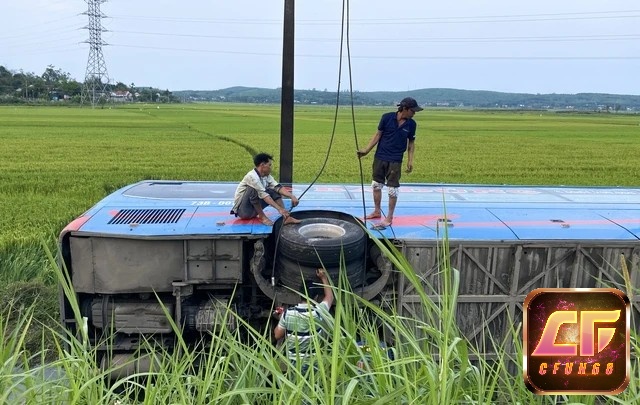 Ngủ mơ thấy xe khách bị lật cho thấy có nhiều người muốn hãm hại bạn